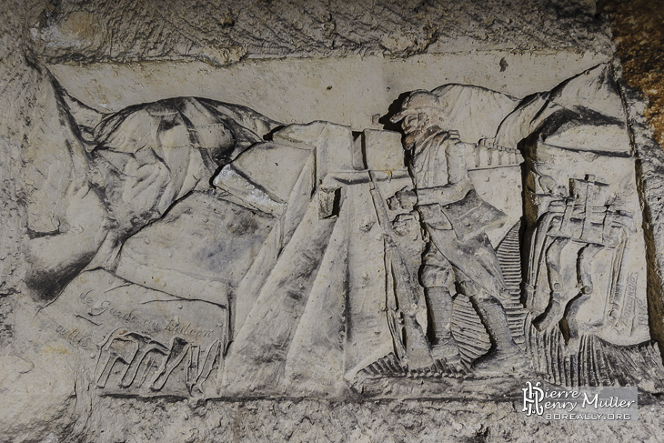 Fresque d'un soldat au balcon de la première guerre mondiale