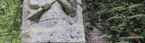 ...Sculpture de Jeanne d’Arc à la carrière du Chauffour avec son armure, son glaive et la croix de Lorraine en dessous du buste....