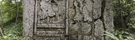 ...Sculpture les Parisiennes par Charnais à la carrière du Chauffour avec les inscriptions : « zut voilà qu’il pleut »...