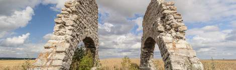 ...Piliers du treuil de la carrière de Chavenay en symétrie...
