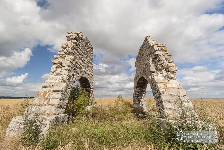 Piliers du treuil de la carrière de Chavenay en symétrie