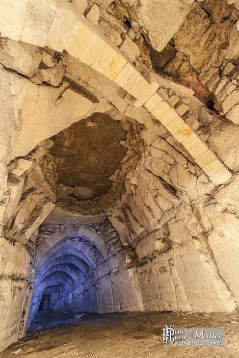 Allée consolidée avec des arches faites par les carriers et début de fontis