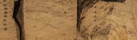 ...Bloc de pierre laissé en cours de découpe dans la carrière...