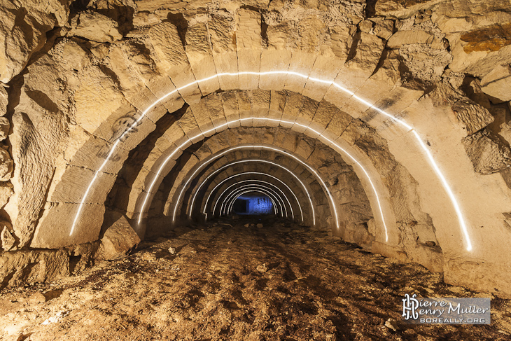 Lightpainting sur les arches en plein cintre d'une allée de la carrière