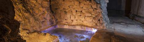 ...Puits de captation d’eau de ruissellement avec escalier dans la carrière...