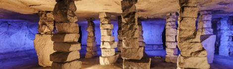 ...Grande salle avec plusieurs piliers à bras maintenant le plafond de la carrière....