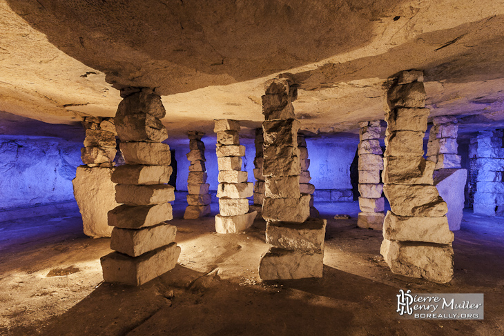 Salle de piliers à bras dans la carrière souterraine de Conflans