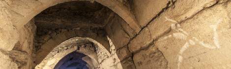 ...Squelette Bonhomme de Jérome Mesnager dans une allée voûtée de la carrière...