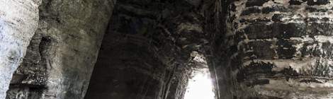 ...La personne sur la photo donne une idée de la hauteur de la galerie de la carrière Saint Pierre première masse. Il faut ajouter à cela les plusieurs mètres de remblais et autres gravas accumulés au sol....