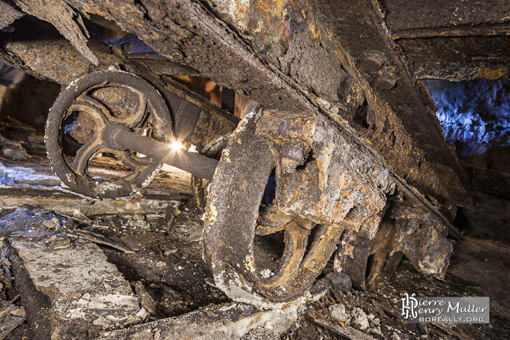 Détail des roues d'un chariot sur rails dans la carrière Gagny Saint Pierre