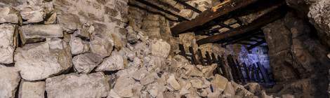 ...Galerie de roulage en cours d’effondrement dans la carrière souterraine de gypse de Gagny Saint Pierre....