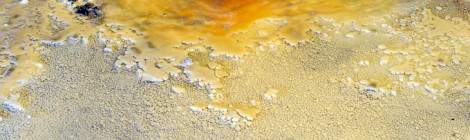 ...L’infiltration d’eau dans la carrière fabrique de belles concrétions de différentes couleurs. Ici un mélange de blanc, jaune et orange sur le sol de la carrière Hennocque....