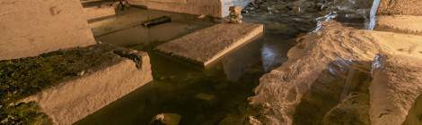 ...Un secteur de la carrière est très « aquatique » il est nommé « Petite Venise », l’eau vient de différentes sources qui s’infiltrent dans la roche, la hauteur d’eau atteint la taille par endroit....