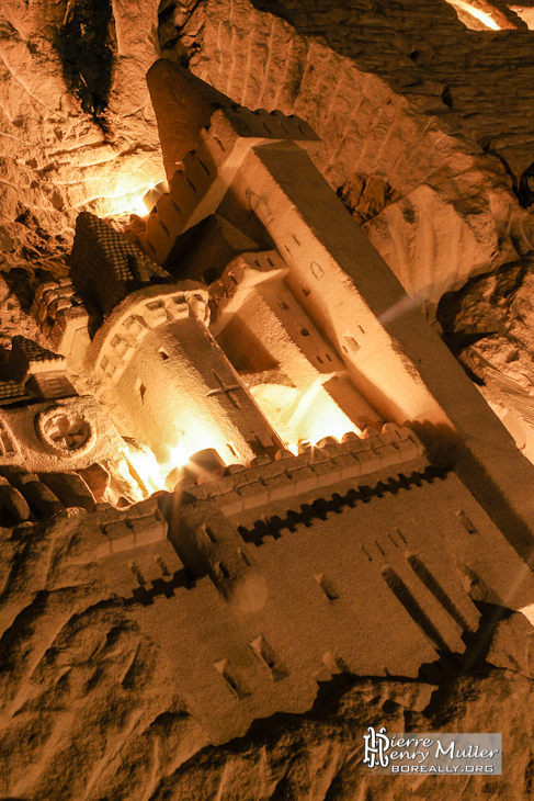 Sculpture de château en bas relief dans la salle Lepto de la carrière Hennocque