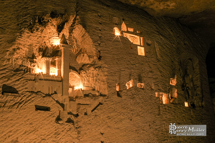 Sculpture d'un château et réseau troglodytique dans la salle Lepto à Hennocque