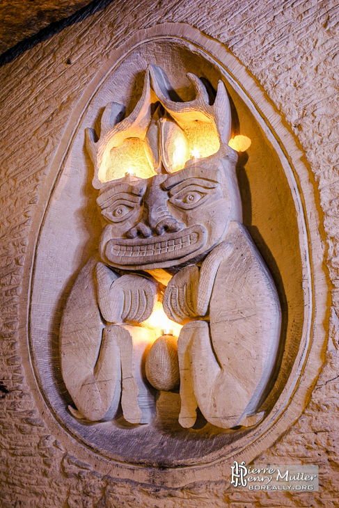 Sculpture deux corps à tête commune en bas relief dans la salle Lepto