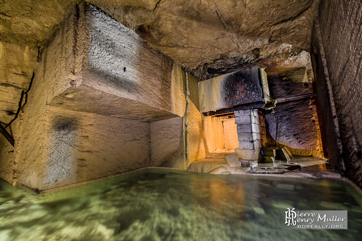 Source d'eau et cavité inondée dans la carrière souterraine de Méry sur Oise