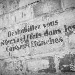 Déshabillez-vous, mettez vos effets dans les caisses étanches