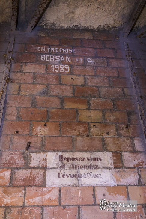 Inscription Entreprise Bersant et Cie 1939 et Reposez-vous et attendez l'évacuation