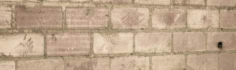 ...En arrivant dans l’abri, une pièce fait office de salle d’attente, y sont installés des bancs avec l’inscription « Attendez votre tour » sur le mur....