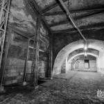Pylônes porte caténaires servant de consolidation annexe aux arches de la carrière