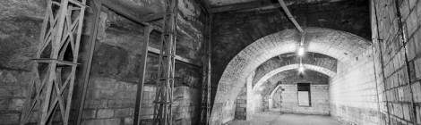 ...Pylônes porte caténaires servant de consolidation annexe aux arches de la carrière....