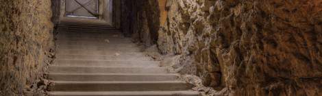 ...Accès par escalier à l’abri de défense passif de La Folie....