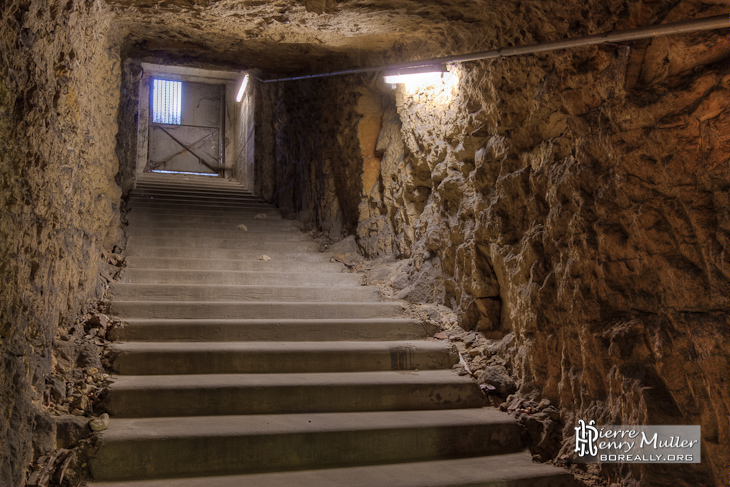 Un des accès à l'abri de défense passif de La Folie par un escalier