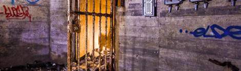 ...Porte grillagée d’entrée du bunker de l’Otan situé dans la forêt de Saint-Germain-en-Laye....
