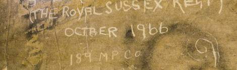 Inscription du 3ème Bataillon du régiment de la Reine du Royal Sussex Regiment sur un mur de la carrière abritant le PC de l’Otan. Le reste de l’inscription indique octobre 1966 année pendant laquelle le Royal Sussex Regiment fût dissout. Puis nous avons l’inscription 189 MP Co. qui correspond au 189ème Military Police Company puis Miesau Germany qui correspond sans doute au dépôt de munition de Miesau en Allemagne toujours avec la date d’octobre...