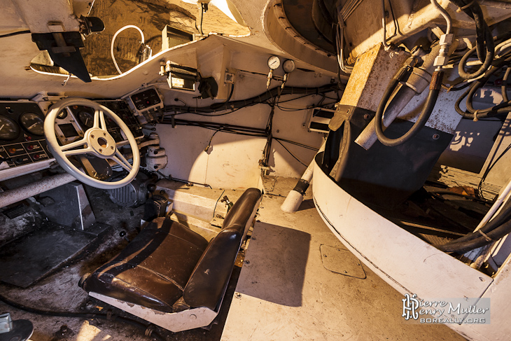 Intérieur d'un VBC90 Renault dans la carrière de l'Otan