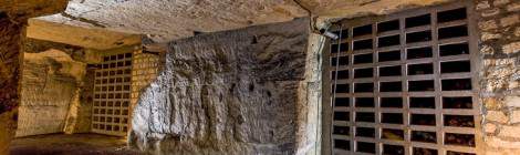 ...Ces murs de b&eacute;tons a&eacute;r&eacute;s sont pr&eacute;sents des deux c&ocirc;t&eacute;s du murs et prennent en sandwich des blocs de pierre libres. Ils emp&ecirc;chent la circulation des personnes mais laisse passer le souffle d&rsquo;explosion n&rsquo;endommageant pas la structure &agrave; cause de la surpression de la bombe....