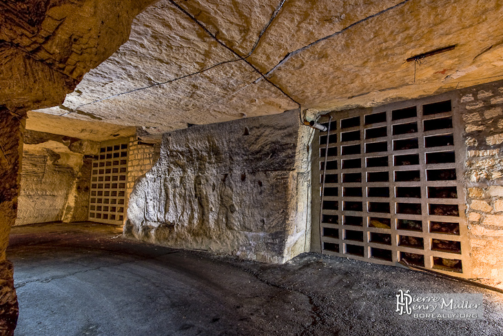 Murs anti-souffle dans le bunker souterrain de l'Otan