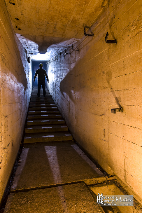 Ombre portée dans un couloir du bunker de l'Otan