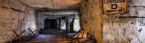...Panneau d’indication de direction indiquant le Corridor D dans une galerie du bunker souterrain de l’Otan....