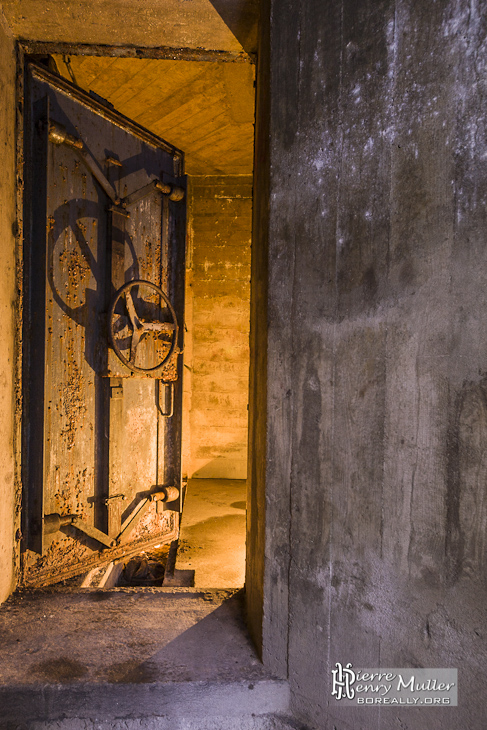 Porte blindée du bunker dans la forêt de Saint Germain en Laye