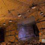 Salle avec lampes sans aménagements sur les murs au bunker de l'Otan