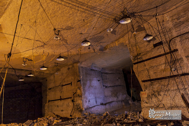 Salle avec lampes sans aménagements sur les murs au bunker de l'Otan