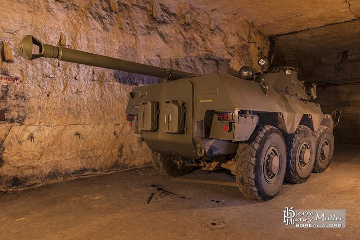 VBC90 Renault avec canon en position arrière dans la carrière de l'Otan