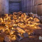 Amas de blocs de pierre de la carrière mis en lumière avec des bougies
