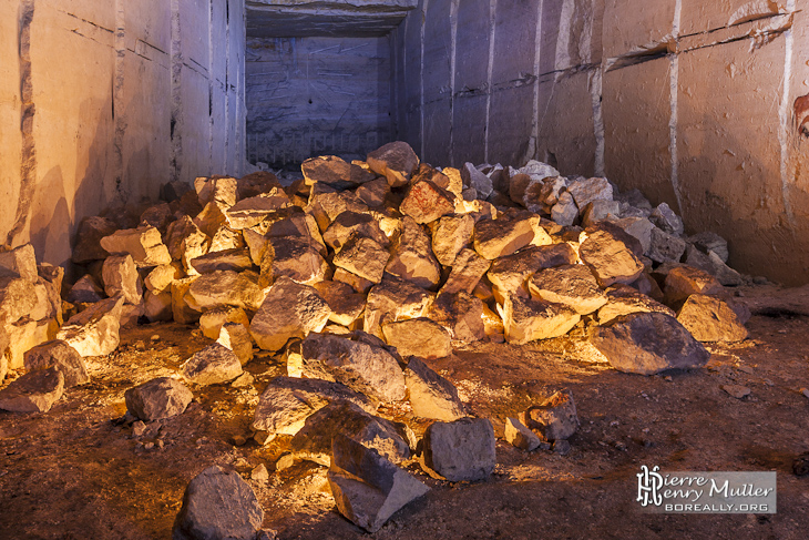 Amas de blocs de pierre de la carrière mis en lumière avec des bougies