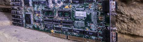 ...Carte vidéo informatique abandonnée dans la carrière patate...