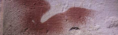 ...La main est utilis&eacute;e comme pochoir sur laquelle on souffle de l&rsquo;ocre qui vient colorer le mur laissant l&rsquo;empreinte de la main. Cette m&eacute;thode &eacute;tait utilis&eacute; par les hommes pr&eacute;historiques sur les murs de leurs grottes....
