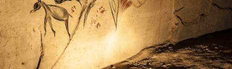 ...Dessins préhistoriques d’animaux sur un mur de la carrière souterraine, réalisé par des ktaphiles, éclairés par une lampe acétylène de carrier....