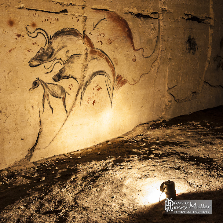 Fresque préhistorique reconstituée éclairée par une lampe acétylène