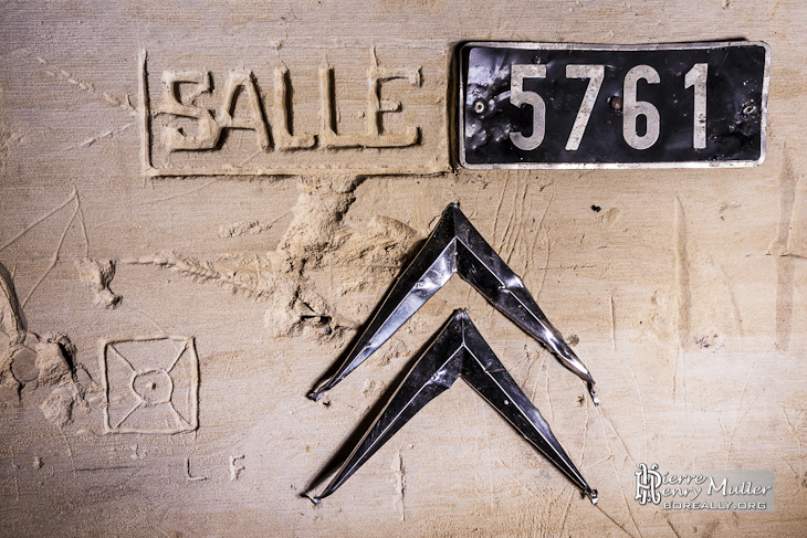 Logo Citroën et plaque minéralogique pour nommer la salle du squat