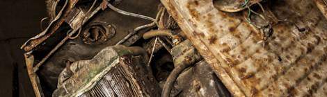 ...Vue sur le coffre moteur avec le radiateur de ce Citroën Tube rouillé et abandonné dans une carrière souterraine....
