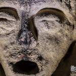 Sculpture d'un visage sur un mur de calcaire dans la carrière patate