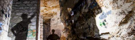 ...Prise de vue en Open Flash avec jeu d’ombres dans une galerie de la carrière souterraine Pinton....