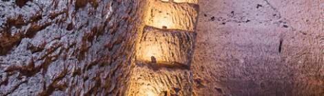 ...Vue de l’escalier tailler dans la roche de la carrière souterraine de Port Marly...